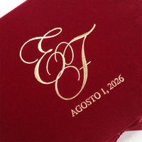 Boîte d'invitation de mariage de luxe en velours rouge bordeaux avec couverture rigide, monogramme doré pour couple, pour ensemble de papeterie de réception de mariage