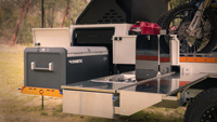 Caravane tout-terrain robuste 4x4 avec panneau solaire et support pour moto tout-terrain, certifiée CE
