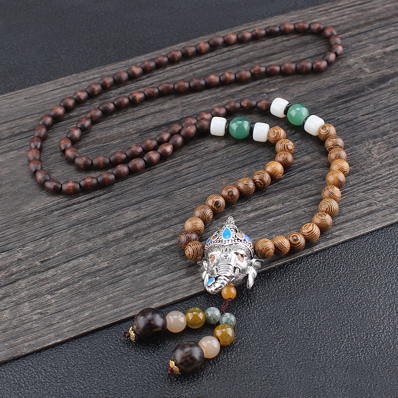 (catena di perline di legno come la testa di Dio Buddha)