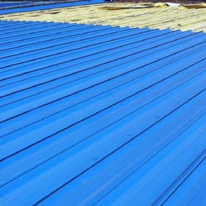Membrane d'étanchéité bitumineuse autocollante apparente résistante aux UV, pour la protection des toitures métalliques et des gouttières, installation rapide - Product Image 5