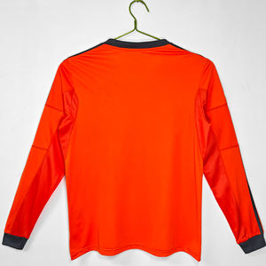 Vintage Klassische Retro Fußballtrikots Maßgeschneiderte Fußballshirts V-Ausschnitt 100% Polyester Digital-Druck Einfarbiges Muster Trikot-Sets für Herren - Product Image 3