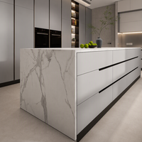 Meubles de cuisine modernes sans poignées, armoires modulaires, structure en contreplaqué résistant à l'humidité, fermeture amortie, plan de travail en pierre frittée