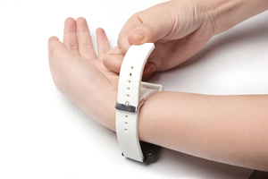 2023 Offre Spéciale 130db femmes enfants personnes âgées dispositif d'urgence sécurité montre bracelet alarme personnelle - Product Image 4