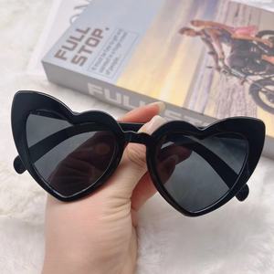 Lunettes de soleil tendance transfrontalières en forme de cœur pêche, adorées en Europe et aux États-Unis, pour femmes, idéales pour les soirées. - Product Image 4