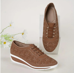 Chaussures compensées à plateforme brodées florales pour femmes, respirantes, perforées, absorbant les chocs, confortables pour le voyage, le bureau et les loisirs - Product Image 3