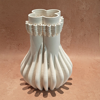 Vase à fleurs en céramique blanche de luxe moderne ARM LVG, texture plissée sculpturale, centre de table décoratif, récipient floral design