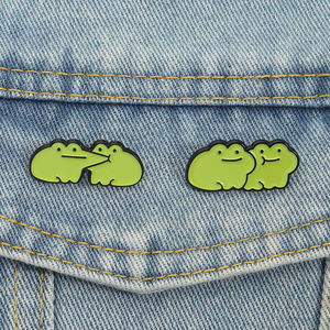 เข็มกลัดรูปกบสุดน่ารัก จูบแก้ม ตลกๆ การ์ตูนกบกอดกัน ติดกระเป๋าเป้ ปกเสื้อ เครื่องประดับ ของขวัญ ขายส่ง - Product Image 1