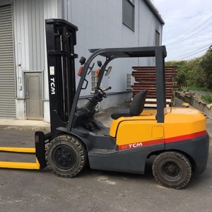 Chariot élévateur diesel TCM 30 d'occasion, 3 tonnes, hauteur de levage 3 m, marque japonaise, pneus pneumatiques 4x2 pour le chargement de conteneurs - Product Image 3