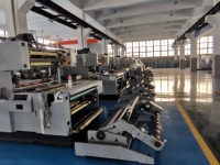 Machine automatique de gaufrage et d'estampage à chaud en rouleau pour sacs en tissu non tissé