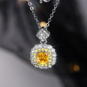 Collana con Pendente da Donna con Pietra Rosa Taglio Principessa, Catena a Grappolo Intarsiata, Gioiello Elegante e alla Moda - Product Image 6