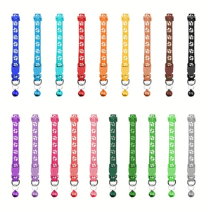 Collar Ajustable de Nailon para Perro con Hebilla de Liberación Rápida, Diseño Duradero con Estampado de Patas, Campana y Sistema de Seguridad para Mascotas - Product Image 4