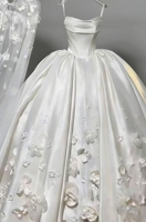 Robe de mariée S0368Y 2026 nouvelle collection, moderne, longue, coupe trapèze, sans bretelles, en satin avec fleurs drapées, dos lacé, antistatique, grandes tailles