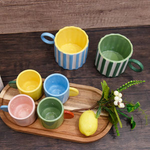 रिंग हैंडल के साथ रंगीन ग्राफिक ज्यामितीय स्ट्रिप्ड सजावटी सिरेमिक कॉफी मग - Product Image 5