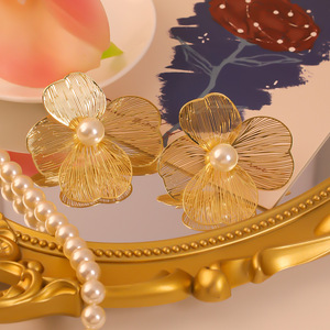 Boucles <span class=keywords><strong>d</strong></span>'Oreilles Clou Mode Perles Personnalisées Polyvalentes, Fleur en Métal avec Tige en <span class=keywords><strong>Argent</strong></span>, Vente en Gros - Product Image 1