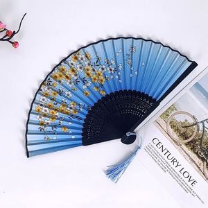 Éventails pliables en bambou éco-responsables personnalisés pour femmes, motif papillon bleu et cerise rose, art populaire sculpté, pour cadeau - Product Image 1