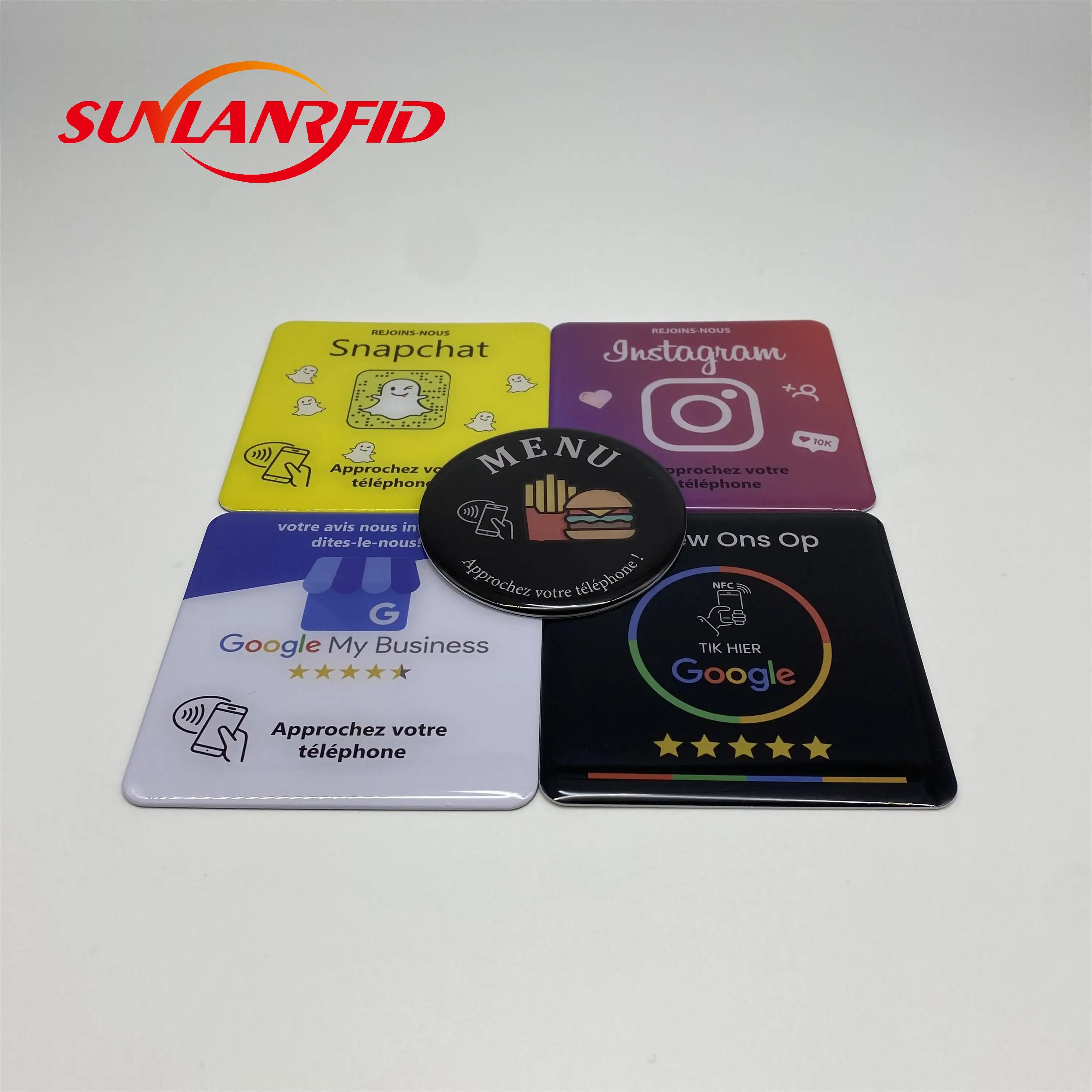 بطاقة بلاستيكية NFC مخصصة من SUNLAN بطباعة شعار 100مم و25مم بطاقة هاتف ووسائط اجتماعية مضادة للماء من مادة الإيبوكسي ويمكن مراجعتها من خلال جوجل
