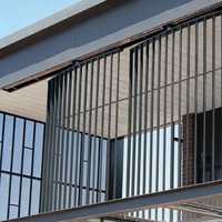 Volets en aluminium pour complexe de bureaux à façade à persiennes, verticaux, modernes, décoratifs, légers, durables, économiques en énergie, ventilés