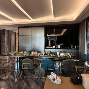 Sedia da Pranzo in Pelle Evergo 3D Max Design con Braccioli per Casa, Set di 4 <span class=keywords><strong>Sedie</strong></span> <span class=keywords><strong>Moderne</strong></span> con <span class=keywords><strong>Schienale</strong></span> <span class=keywords><strong>Alto</strong></span>, Soluzione Chiavi in Mano - Product Image 2