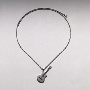 Collier avec pendentif en forme de guitare acoustique classique en acier inoxydable pour les amateurs de musique - Product Image 6