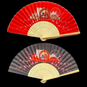 Éventail pliant en bois de style chinois avec logo personnalisé artisanat folklorique avec motif en soie faveurs et souvenirs de mariage de style ange - Product Image 3