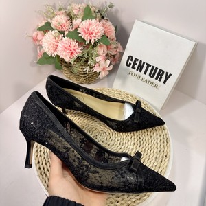 Chaussures de Mariée Blanches de Créateur en Dentelle à Talon Aiguille Pointu pour Femme - Product Image 2