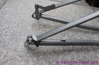 XACD a fabriqué un cadre de vélo à suspension en titane avec des embouts de tige de pédalier UDH et un tube de direction ID52.