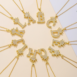 Fcj 1ชิ้นสร้อยคอมงกุฎเพชรสีทองที่ทันสมัยสร้อยคอจี้มงกุฎรูปตัวพิมพ์ใหญ่ยอดนิยมสำหรับใช้ในงานเทศกาลและงานเลี้ยงประจำวัน - Product Image 1