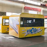 Kiosque alimentaire robuste jaune vif à toit courbé avec grande fenêtre de service coulissante transparente, imprimé sur mesure, et villa rayée rétractable