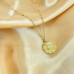 Collier ras du cou minimaliste avec pendentif croix multicouche en perles pour homme et femme, finition fleur simple, style superposé - Product Image 4