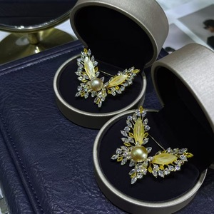 Broche de Flores Estilo Palacio Retro para Mujer, Broche de Mariposa Amarillo Beimu con Cuentas Doradas, Moda Nanyang, Cuentas Doradas con Forma de Animal, Venta al por Mayor - Product Image 3