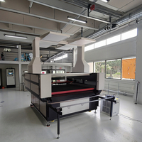 Machine de découpe laser CO2 automatique à 3 axes refroidie par eau Unisign pour tissus, avec rail de guidage Hiwin et prise en charge IA/LAS