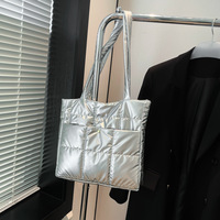 Sac fourre-tout matelassé en nylon tendance avec fermeture éclair, grande capacité, design doux et matelassé, sac de voyage portable, sac bandoulière