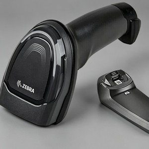 Lecteur de codes-barres portable Zebra noir, design ergonomique, pour la vente au détail, l'entreposage et la fabrication - Product Image 1