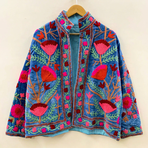 Chaqueta de Terciopelo Azul Premium para Mujer, Hecha a Mano, con Bordado Floral Tradicional Rajastaní, Chaqueta Abierta con Patrón de Shrug - Product Image 1