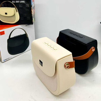 Speaker Bluetooth BOOMS1002 Bentuk Tas Tangan, Speaker Stereo Bass Nirkabel Portabel dengan Pegangan, Speaker Hadiah Dekorasi Retro