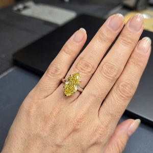 Bague en platine sertie de diamants de qualité supérieure pour femmes, bijoux de mariage élégants et minimalistes avec un attrait de mode contemporain - Product Image 5