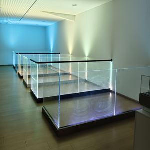 Sistema de Barandilla de Vidrio sin Marco con Canal en U de Aluminio, Escalera Moderna con LED, Panel de Vidrio Templado para Balcón, Resistente al Óxido/Agua, con Recubrimiento en Polvo - Product Image 1