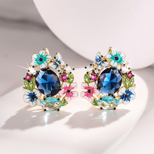 Orecchini a perno con farfalla e fiore per donna, design floreale delicato, gioielli alla moda per tutti i giorni - Product Image 1