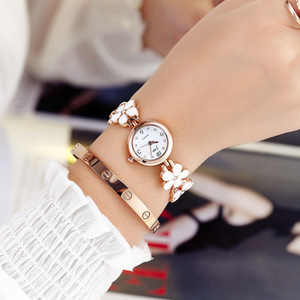 Montre pour femme élégante et mignonne avec boîtier en alliage JW, mouvement à quartz, cadran en verre et bracelet à motif floral – Idée cadeau - Product Image 3