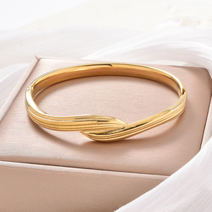 Bracelets et joncs raffinés en or 18 carats, à contour incurvé et noué, finition douce, finition métallique brillante, résistants à la rouille, polis, intemporels, fabriqués en Chine. - Product Image 4