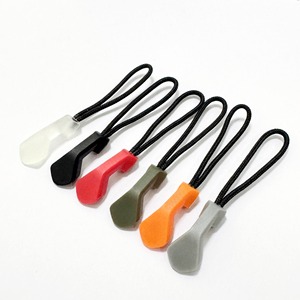 Tirador de Cremallera Personalizado con Logotipo, Color Naranja Brillante que Brilla en la Oscuridad, para Bolsas - Product Image 1