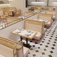 Ensemble de mobilier commercial moderne en bois pour hôtel, café, restaurant : table, chaises et banquette demi-courbe