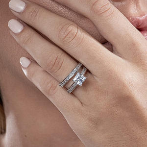 Set di Gioielli da Sposa T0216 con Diamante Taglio Principessa in Oro Bianco, Anello da Donna con Design Geometrico e Montatura a Griffe - Product Image 3