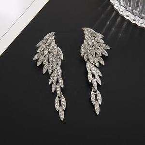 Boucles d'oreilles pendantes longues en alliage avec strass, style européen et américain, tendance, forme d'aile, vintage, polyvalentes, design exquis et raffiné pour femme - Product Image 4