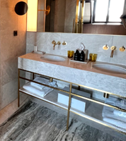 Meuble-lavabo de salle de bain au sol avec évier OEM ODM articles sanitaires armoire miroir et armoire porte-serviettes bases métalliques pieds en laiton satiné