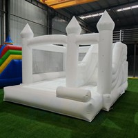 Château gonflable blanc avec toboggan, château gonflable pour mariage, location pour événements et séances photo