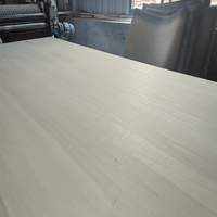 Bois de peuplier blanchi massif à vendre, couleur uniforme, aspect exquis et prix avantageux.