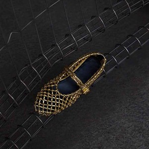 Sandali personalizzati con scarpe intrecciate con logo | Scarpe Mary Jane lavorate a maglia a mano con estetica architettonica del futurismo retrò - Product Image 4