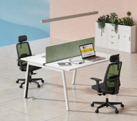 Ensemble de mobilier de bureau ATWOKA : bancs personnalisés, panneaux d'intimité et piedestals mobiles pour projets commerciaux