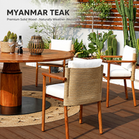 Ensemble de table à manger mobile moderne et minimaliste en teck massif pour l'extérieur, avec chaises tressées, idéal pour les cours, les maisons d'hôtes, les hôtels, les terrasses extérieures et les parcs.